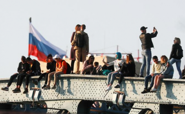 Почему у молодых людей нет шансов ни у себя в стране, ни за &laquo;бугром&raquo;