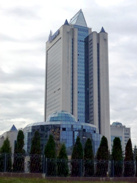 Мужчина погиб, выпав из окна 30-го этажа офиса &laquo;Газпрома&raquo; в Москве