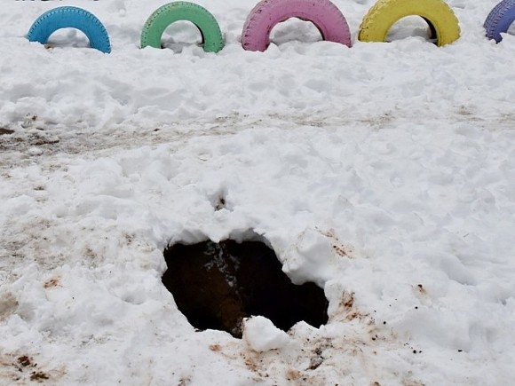 В Перми прохожие из-за прорыва канализации провалились в трехметровую яму с фекалиями