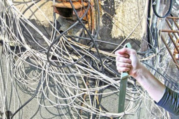 Рабочий, своровавший кабель правительственной связи у Кремля, прыгнул в реку