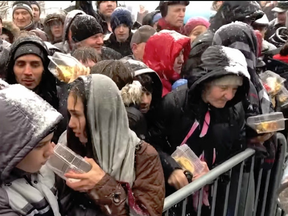 «Стояли за ограждениями с протянутыми руками». В Екатеринбурге раздавали куски кулича ве