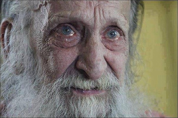 В Омске школьники закидали 77-летнего старика камнями