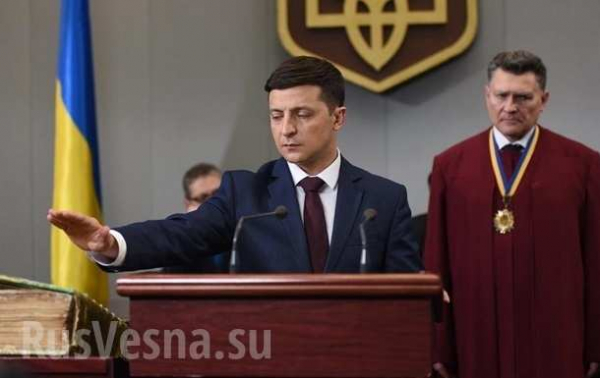 Знаки: президентское удостоверение Зеленского упало во время инаугурации