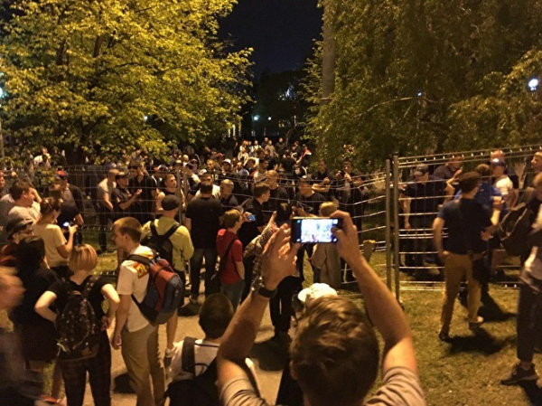 Храм, забор и спортсмены