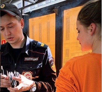 Задержанная участница Pussy Riot и четверо ее друзей провели ночь в отделении полиции