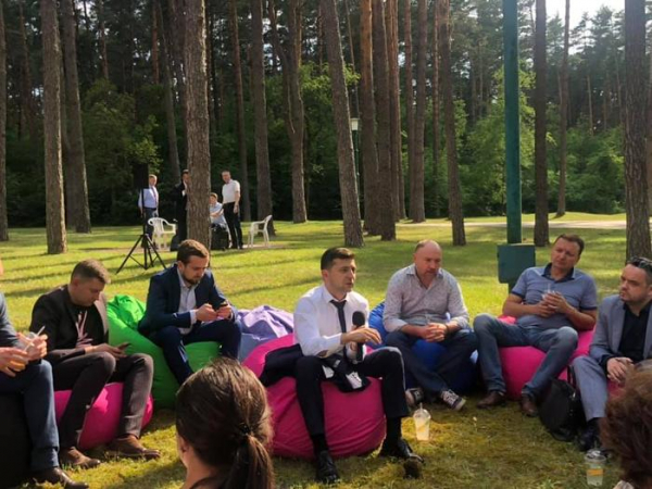 Вино, фрукты, шаурма: как Зеленский проводит неформальные встречи