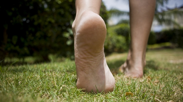 Чем полезна ходьба босиком и в каких условиях лучше всего практиковать