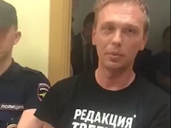 «Сотрудник наступил мне на грудь»