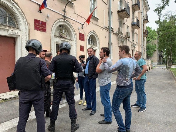 На выборах в Петербурге пролилась первая кровь