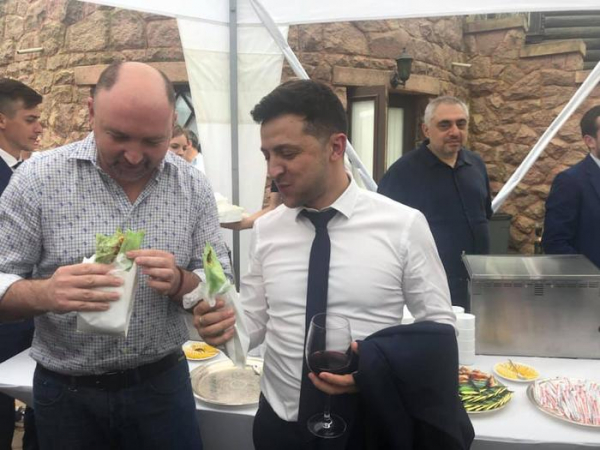 Вино, фрукты, шаурма: как Зеленский проводит неформальные встречи