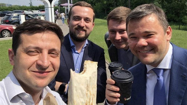 Вино, фрукты, шаурма: как Зеленский проводит неформальные встречи