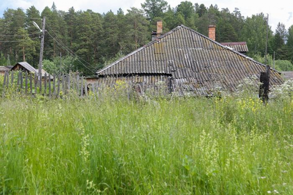 Как погибают брошенные на Урале железнодорожные деревни и почему их не расселяют
