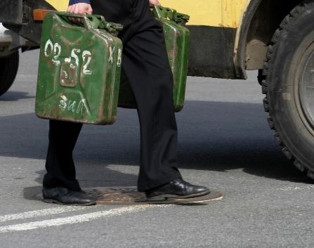 В Петербурге защитник нелегального кафе облил бензином и грозил сжечь чиновников Смольного