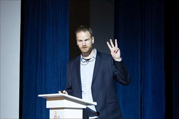 &laquo;Внешне все очень красиво, но внутри общества растет злость и агрессия&raquo;