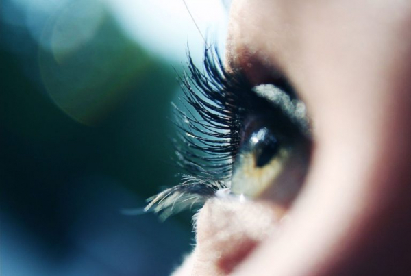 Как достать соринку из глаза правильно