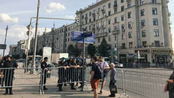 Бизнес-омбудсмен заявила о разбитых витринах во время протестных акций.