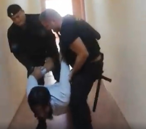 Адвоката, задержанного в суде в Тульской области, повторно избили — теперь уже в СК