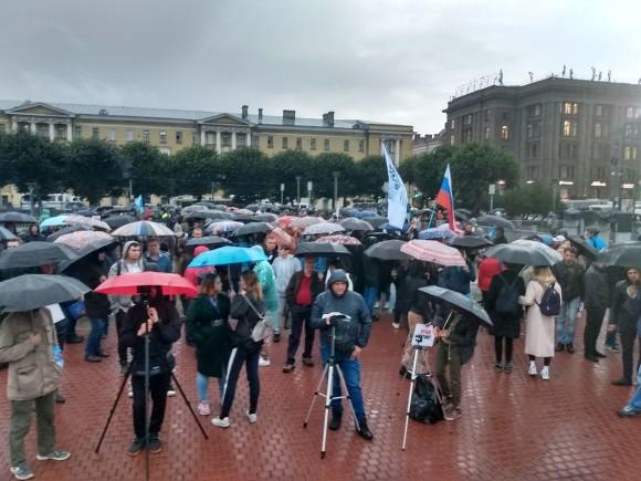 В Петербурге депутаты ЗакСа провели митинг за честные выборы