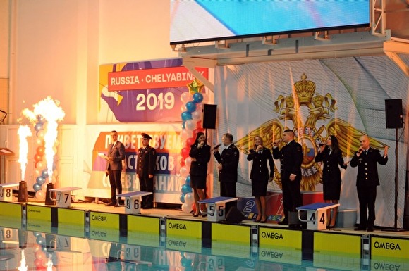 В сети появилось видео с чемпионата МВД по плаванию, где спортсмены гребут в форме