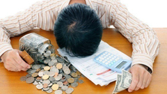 Логика Плюшкина: власти упорно набивают кубышку, а население беднеет на глазах