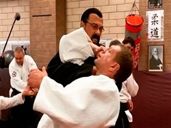 Стивен Сигал &laquo;заломал&raquo; Александра Емельяненко