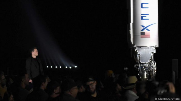 SpaceX представила корабль для полетов на Луну и Марс