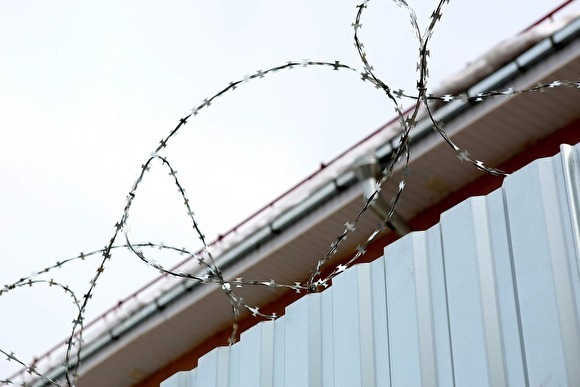 В Красноярске сотрудник ФСИН окунул заключенного головой в унитаз