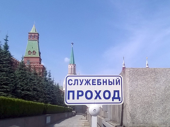 Людей в России стараются убедить,чем ближе выборы, тем больше они стали любить власть.