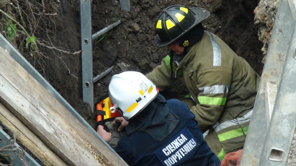 Под Днепром мужчина упал в 7-метровую яму с фекалиями