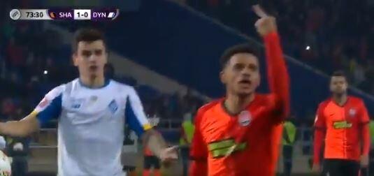 Фанаты "Динамо" оскорбляли бразильца, он отреагировал и был удален с поля