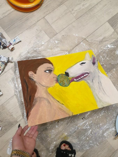 Девушка, рисующая лобком