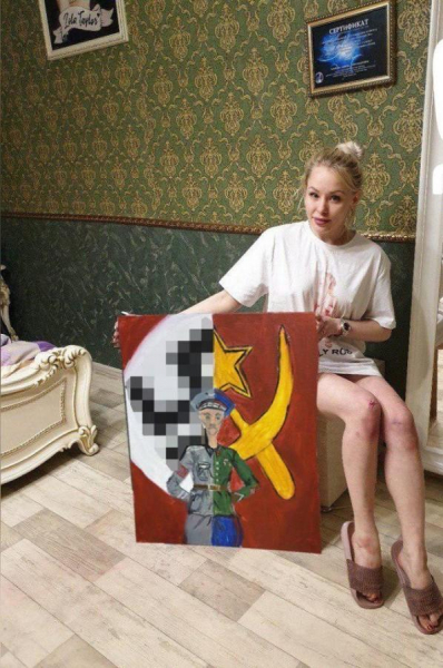 Девушка, рисующая лобком