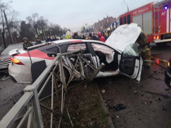 Аморалитет. Пьяный гонщик разбил сразу 15 автомобилей