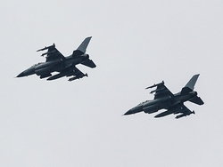 Американский истребитель F-16 разбился во время приземления на авиабазе