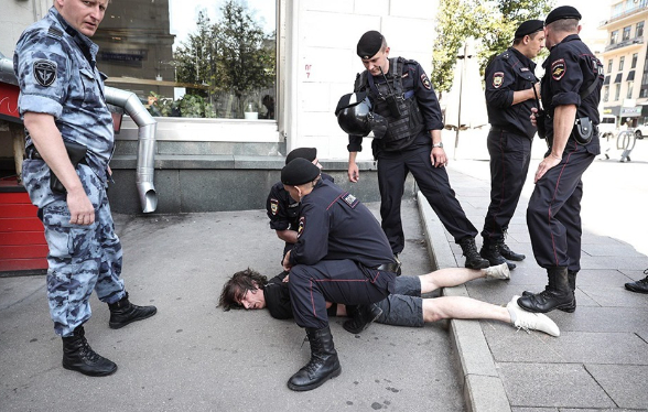 ЕСПЧ зарегистрировал обращение дизайнера, которому силовики сломали ногу