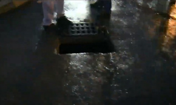 На пути колонны протестующих в Хабаровске неизвестные открыли ливневые стоки