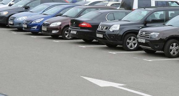 «Коммерсант»: Продажи легковых автомобилей в России обвалились почти втрое