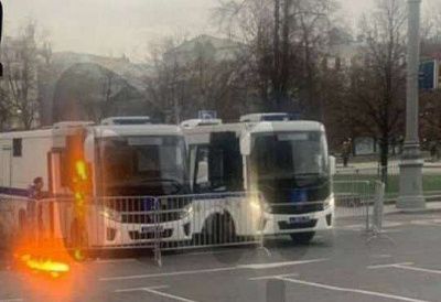 В центре Москвы мужчина метнул коктейль Молотова в автозак Росгвардии