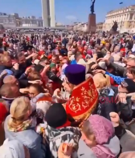 Жители Владивостока устроили давку за бесплатными пасхальными яйцами