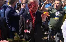 Посол России в Варшаве уточнил, что его облили не краской, а сладким сиропом